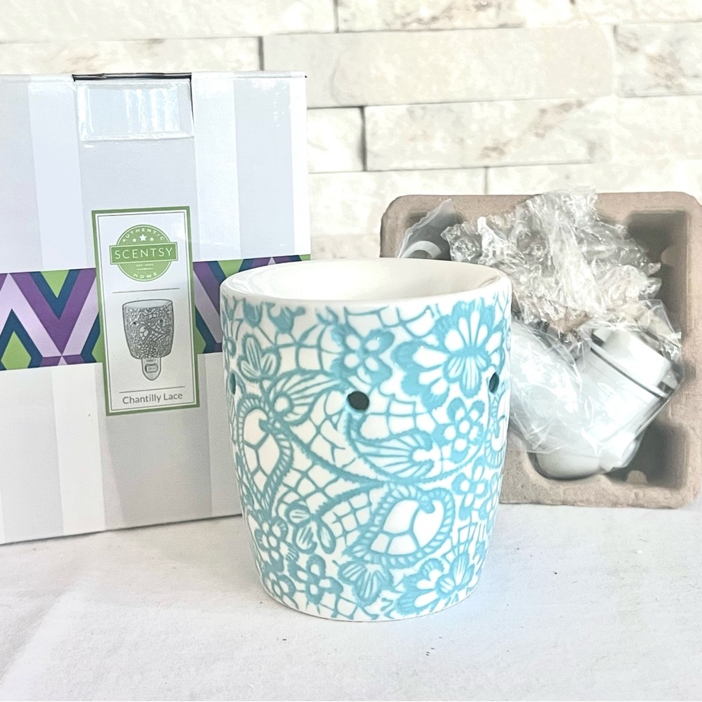 Scentsy Blue and White Floral Warmer